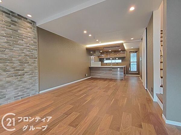 大きな窓から明るい陽光が差し込み、日中は電気をつけなくてもゆったり過ごせそうですね！家具の配置がしやすい間取りなので、自分好みのインテリアで理想の暮らしを叶えられそうですね！