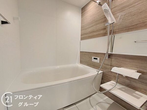 清潔感のあるホワイトを基調とした広々としたバスルームです。足を伸ばしてくつろげる浴槽で一日の疲れを癒やし、心身ともにリフレッシュできる安らぎのひとときを堪能できます