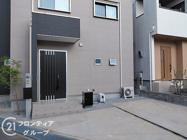 プライバシーに配慮した設計の玄関まわりは、お出かけの際も周囲の視線を気にせずスムーズに動けます。シンプルながらも品格のある扉が、家族やゲストを温かく迎え入れてくれます