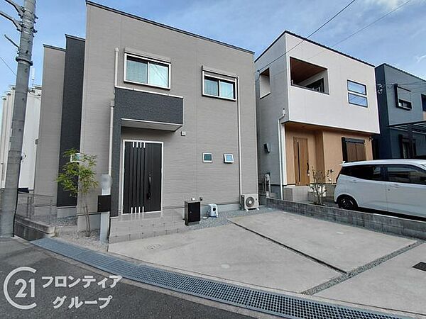 落ち着いた色調の中に木目調のアクセントが映える、お洒落な外観ですね！周囲の街並みにも自然に溶け込みつつ、住む人のこだわりを感じさせる上品な佇まいが毎日の帰宅を楽しくします