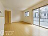 リビング/ダイニング：ナチュラルな色合いとはっきりとした木目で、木の温もりを感じながら過ごせる広々としたリビングです。お好きなインテリアでお気に入りの空間を作り出せますね。