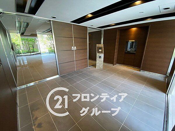 木の温もりを感じる壁面と柔らかな間接照明が上質な寛ぎの時間を演出し、ガラス越しに広がる四季折々の風景を眺めながら読書や思索に耽る贅沢なひとときを心ゆくまでお楽しみいただけます