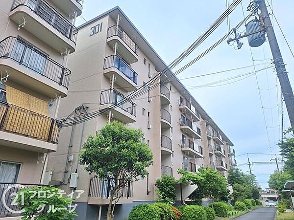 緑豊かな植栽に美しく映える外観フォルムは、街のランドマークのような存在感ですね！四季折々の自然を感じながら駅直結の利便性を享受できる、まさに理想のプレミアムな住まいといえますね！