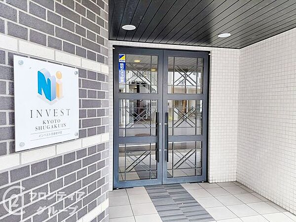 格調高い石貼りの壁面が高級感を醸し出す、ホテルのような気品漂うエントランスです。コンシェルジュが優しく出迎えてくれる毎日は、住まう方だけに許された特別な日常のプロローグとなります