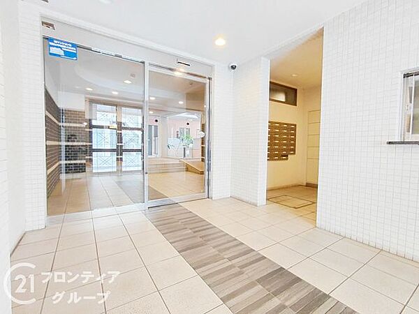 広々としたロビーには柔らかな光が満ち、訪れる人を温かく迎え入れます。コンシェルジュが細やかにサポートしてくれる充実のサービスにより、まるで高級ホテルで暮らすような快適さが手に入ります