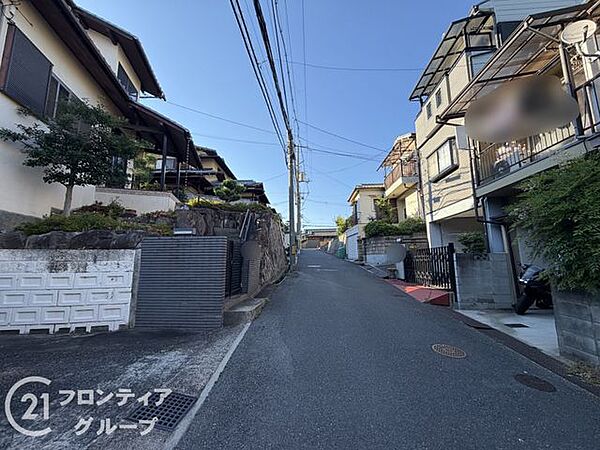 緑豊かな環境に囲まれた外観は、自然との調和を感じさせる心地よい空間です。リラックスできる住環境です。
