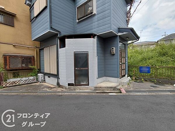玄関のすぐ目の前に駐輪スペースがあるのは嬉しいポイントですね！重い荷物を運ぶ時や雨の日のお出かけも、この距離ならスムーズにこなせそうです。