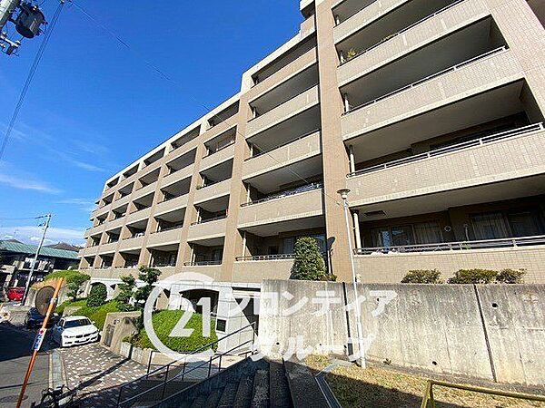 住まい選びは、価格や立地だけでなく、将来の暮らし方まで含めて考えることが大切です。今の段階で気になっていることを、まずスタッフに話してみてください