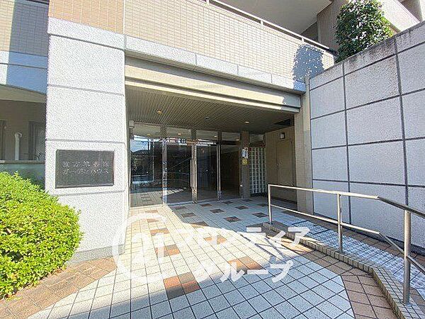 透明感のあるガラス扉が開放感を演出する、洗練された雰囲気のエントランスです！毎朝の出発も気持ちよくポジティブな気分で一日をスタートできそうです