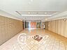 その他：建物内へ足を踏み入れると外光が差し込む明るい空間が広がります 掃除の行き届いたタイル床が美しく、プレミアムな住まいならではの細部まで配慮された清潔感あふれるホールが毎日の快適さを支えます
