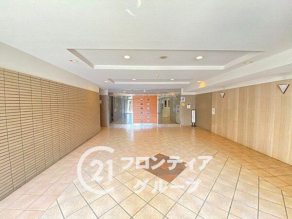 建物内へ足を踏み入れると外光が差し込む明るい空間が広がります 掃除の行き届いたタイル床が美しく、プレミアムな住まいならではの細部まで配慮された清潔感あふれるホールが毎日の快適さを支えます