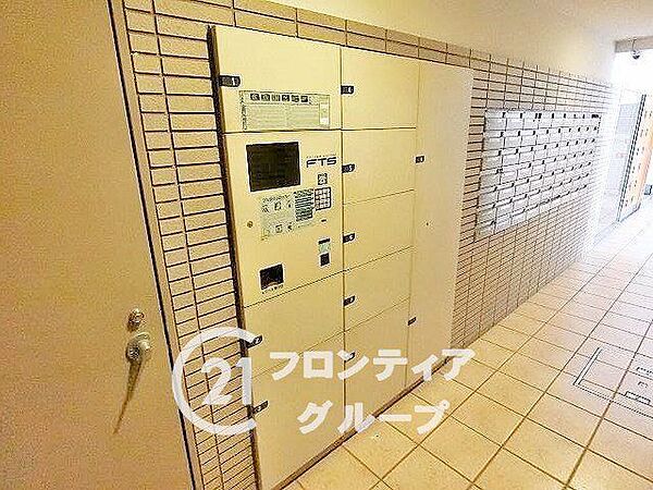 不在時でも荷物を受け取れる宅配ボックスを完備した機能性の高い共用部です インターネットショッピングを頻繁に利用される方にもストレスのない快適な暮らしを提供します