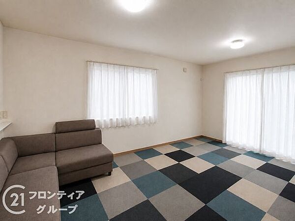 リビングは、家族や友人との時間を楽しむのに最適な広さです。快適な居住空間を提供します。