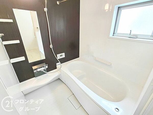 窓付きのバスルームは、採光もあり明るく気持ちの良い空間です。窓があることで、換気環境も良好。掃除もスムーズに出来ます