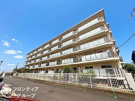 青空に映える重厚感あふれる外観が、住まう方のステータスを象徴します。落ち着いた色調のタイル貼りが洗練された印象を与え、街のランドマークとしての気品が漂う佇まいとなっております