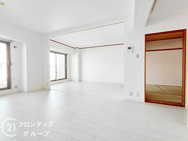 大きな窓から柔らかな陽光が注ぎ込むリビングは、家族の絆を育む心地よい空間です。開放感あふれる広々とした設計が、どのようなインテリアも美しく引き立て、上質な日常を優雅に彩ります