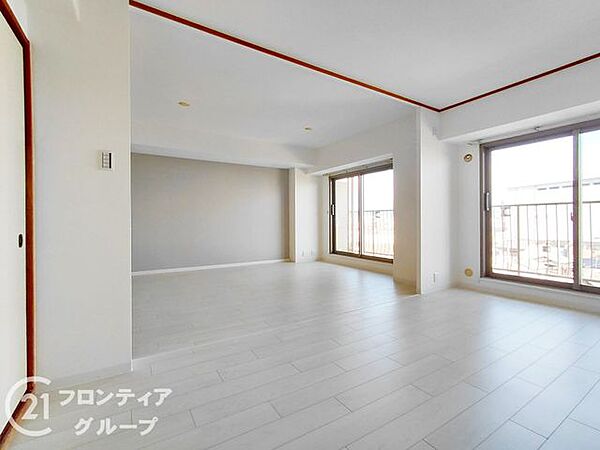 明るく開放的なリビングに集まれば、自然と会話も弾みそうですね！白を基調とした清潔感あふれる空間が、住まう人の心を明るく照らし、毎日をポジティブな気持ちで過ごせるような安心感がありますね！