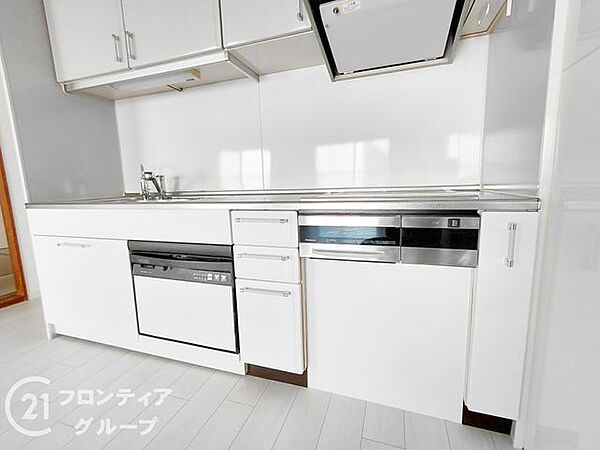 清潔感あふれるホワイトを基調としたキッチンは、日々の料理をより楽しく豊かな時間へと変えてくれます。機能的な収納や広々とした作業スペースが確保されており、効率よく家事をこなすことが可能です