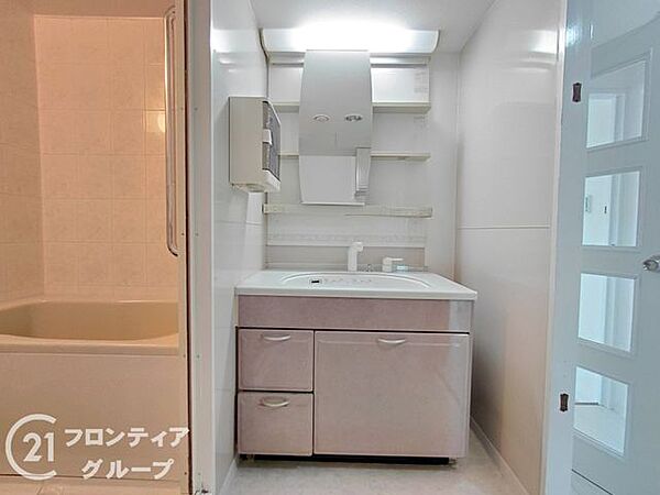 はじめてのマイホーム購入は、わからないことだらけで当然です。資金計画から物件選びまで、順を追ってスタッフが一緒に考えていきます