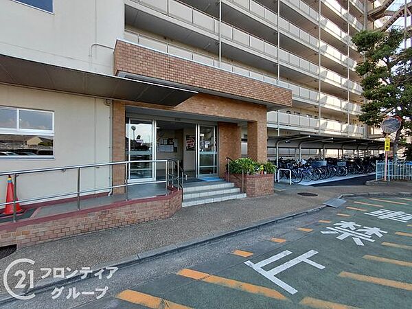 重厚な佇まいが訪れる人を優雅に迎え入れる、品格に満ちたエントランスです。細部までこだわり抜かれた上質な素材使いが都会の喧騒を忘れさせてくれるような、静寂と落ち着きに包まれた私邸へのプロローグです