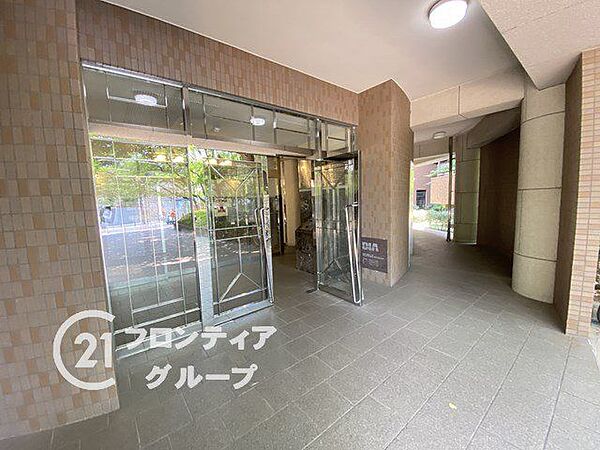 住まう方やゲストを優雅に迎え入れる格式高いアプローチです。落ち着きのあるライティングと洗練された素材が、プライベート空間への期待感を高めます。日々の喧騒をリセットし、安らぎへと導く空間が広がっています