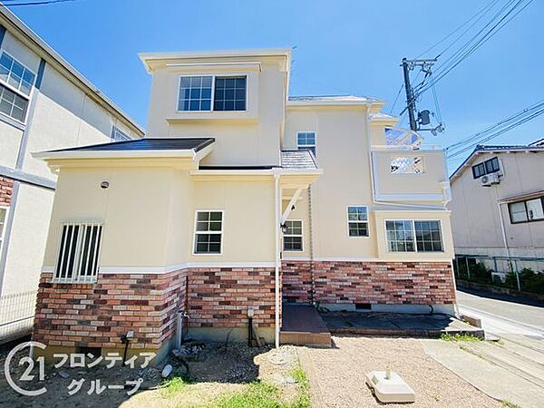 白い外壁にレンガ調のコントラストがおしゃれな外観です。安心して長く住み続けられる住まいです。