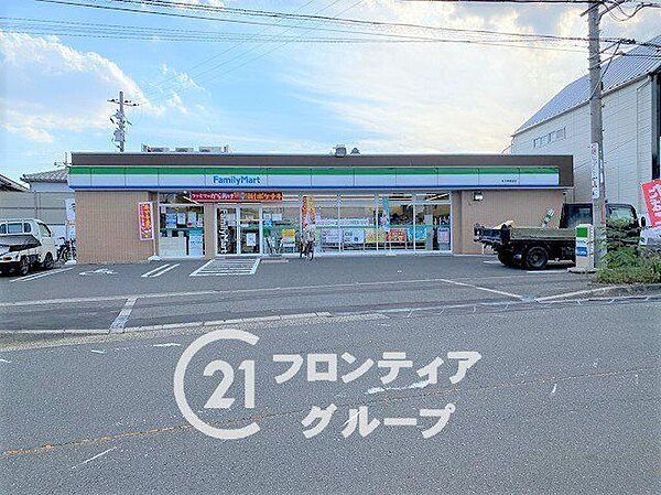 ファミリーマート枚方東香里店 徒歩8分。 610m