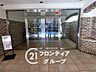 その他：透明感のあるガラス扉の向こうには、清掃が行き届いた清潔感溢れる空間が広がっています。管理の良さが伺える美しいロビーは、日々の安心感と住み心地の良さを静かに物語っています