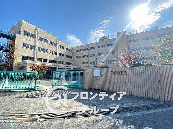 高槻市立冠中学校 徒歩11分。 810m
