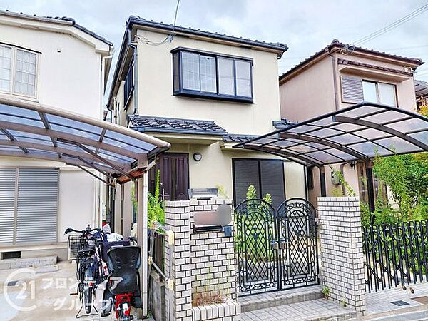 黒のサッシがアクセントとなった、スタイリッシュでモダンな外観デザイン！中古戸建ならではの趣と、現オーナー様の丁寧な暮らしぶりが伝わってくる美しい住まい！