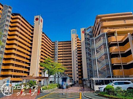 洗練されたデザインが目を引く大規模マンションで、周辺の街並みと調和した美しい佇まいが住まう方の誇りを満たします。青空に映える堂々とした外観は、帰宅するたびに心地よい安らぎを感じさせてくれます