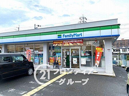 ファミリーマート枚方長尾谷町店(徒歩約9分)は、ちょっとしたお買い物や各種サービスの利用に大変便利です。 700m
