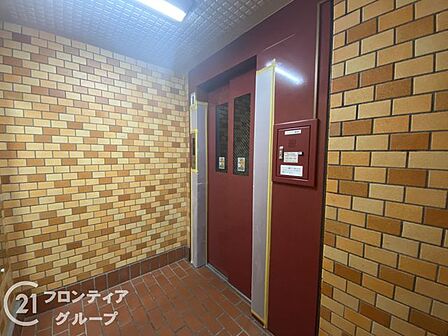 エレベーターホールは、住民の皆様が快適に移動できるよう設計されています。広々としたスペースは、混雑時でもスムーズな乗降を可能にします。