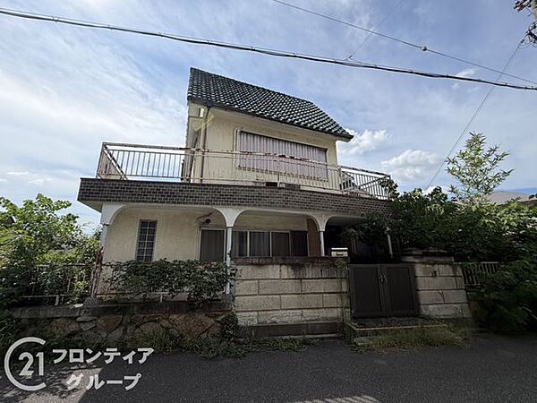 上物有りの現状ならではの落ち着いた雰囲気が漂う敷地はゆとりある広さが確保されています！周辺の街並みと自然に調和する穏やかな環境で心地よい毎日を過ごせます