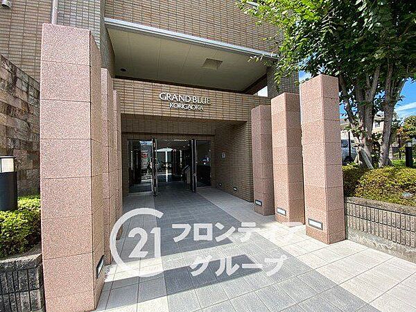 品格を感じさせる柱と落ち着いた色調で統一された重厚感のあるエントランスまわりですね！訪れる方を温かく迎え入れ住まう方のプライベートな時間を守ります