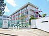 周辺：寝屋川市立国松緑丘小学校 徒歩15分。 1190m