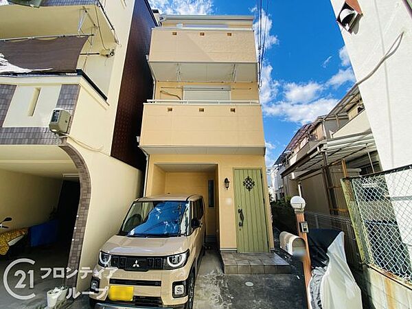落ち着いた色合いの外壁と清潔感のある開口部が印象的な佇まいですね！柔らかな自然光が差し込む心地よいアプローチが、毎日の帰宅をやさしく迎えてくれます
