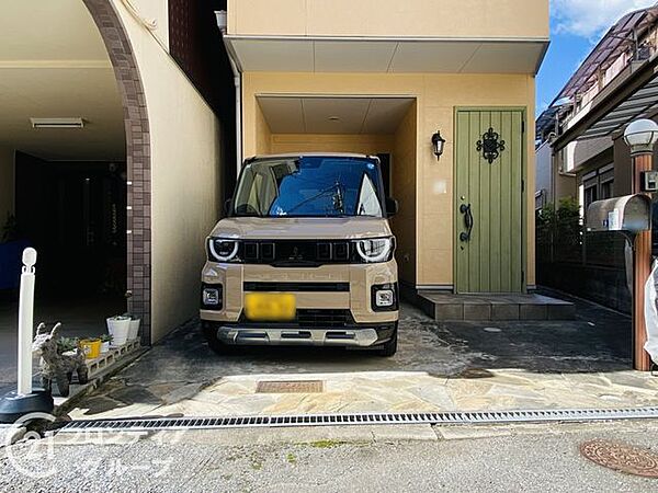 すっきりと舗装された使い勝手の良い駐車スペースですね！日常の出入りがスムーズに行えるゆとりが確保され、日々のカーライフを快適にしてくれます