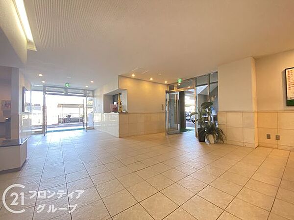 すっきりと整えられたインテリアと上品なフロアタイルが、高級感あふれる雰囲気を演出していますね！いつでも心地よい静けさが漂う、贅沢なゆとりの共有スペースが広がります