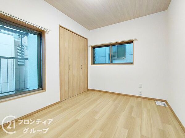 2面の窓から爽やかな自然光がたっぷりと差し込む、明るく開放的な寝室ですね！木目の温もりを感じるフローリングが心地よく、穏やかな朝を迎える憩いのプライベート空間となります