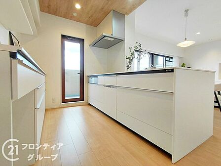 すっきりと片付けやすい機能的なフラットカウンターが魅力のキッチン空間です!明るい木目の床と白い扉が上品な雰囲気を演出します!