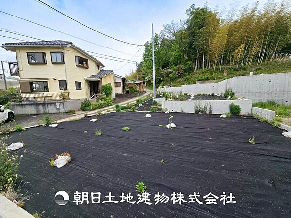 【現地写真】低層一戸建てを中心とした街並みが整然と続き周辺は高い建物がないので、採光や開放性に恵まれ、空が広く閑静な環境です。