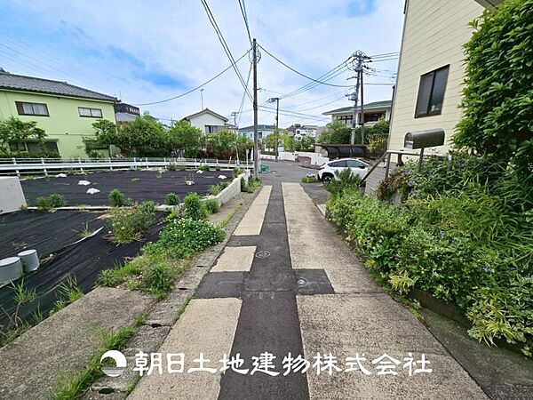 【前面道路】前面は車通りも少なく、お子様にも安心です♪