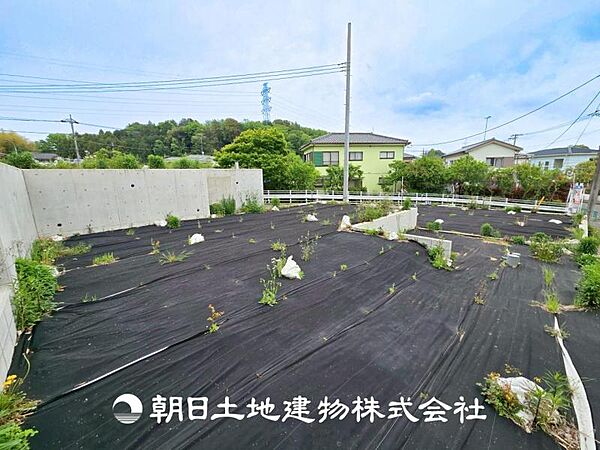 【現地写真】街並みに溶け込む外観は、主張し過ぎず、かつ平凡ではない絶妙なバランスで輝きを放ちます。