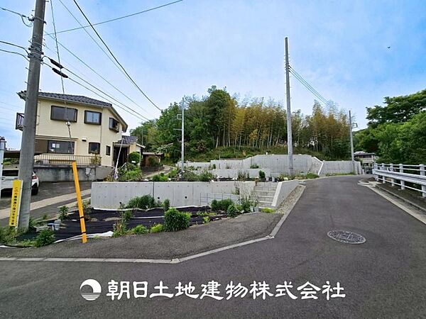 【現地写真】表現された空間はたくさんの光を浴び、風を感じ、暮らしの時間を豊かにしてくれます。デザインされた空間と競い合うかのような充実した建物と共に大切な家族の思い出を刻んでいきます。