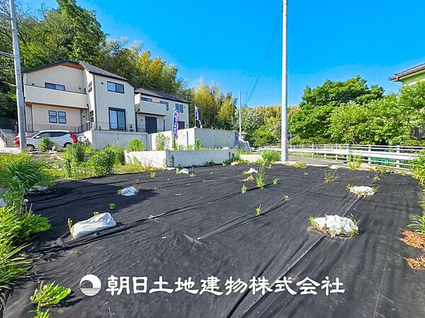 【現地写真】街並みに溶け込む外観は、主張し過ぎず、かつ平凡ではない絶妙なバランスで輝きを放ちます。