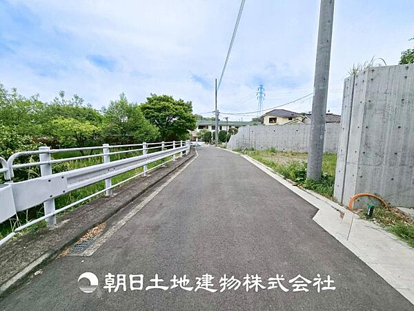 【前面道路】 車通りの少ない閑静な住宅街に位置しております。車庫入れもゆとりある良好な環境で、子育てへの安心感と家族で遊べる自然が身近な嬉しい立地です。