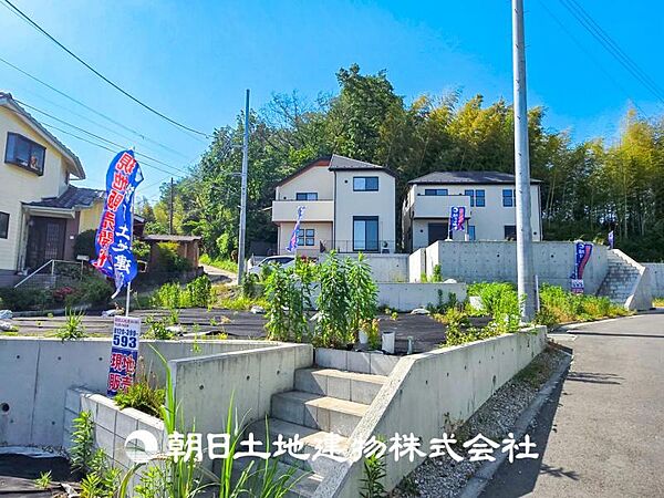温かい太陽を感じる事ができるのは、目の前に遮るものが無いから。彼方に広がる風景が絵画のように広がります。