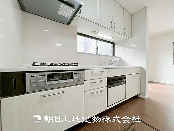 【キッチン】住宅の主役でもあり、日常生活を過ごす上で重要な水回りでもあるからこそ機能性・デザイン性に拘りました。お掃除のしやすいシステムキッチンを設置しました。