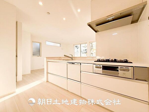 【キッチン】仲良しなご夫婦、お子様、みんなでお料理ができる程の贅沢なスペースを実現したキッチンとなっております。みんなで作った料理を召し上がりながらの会話は盛り上がること間違いなしです。